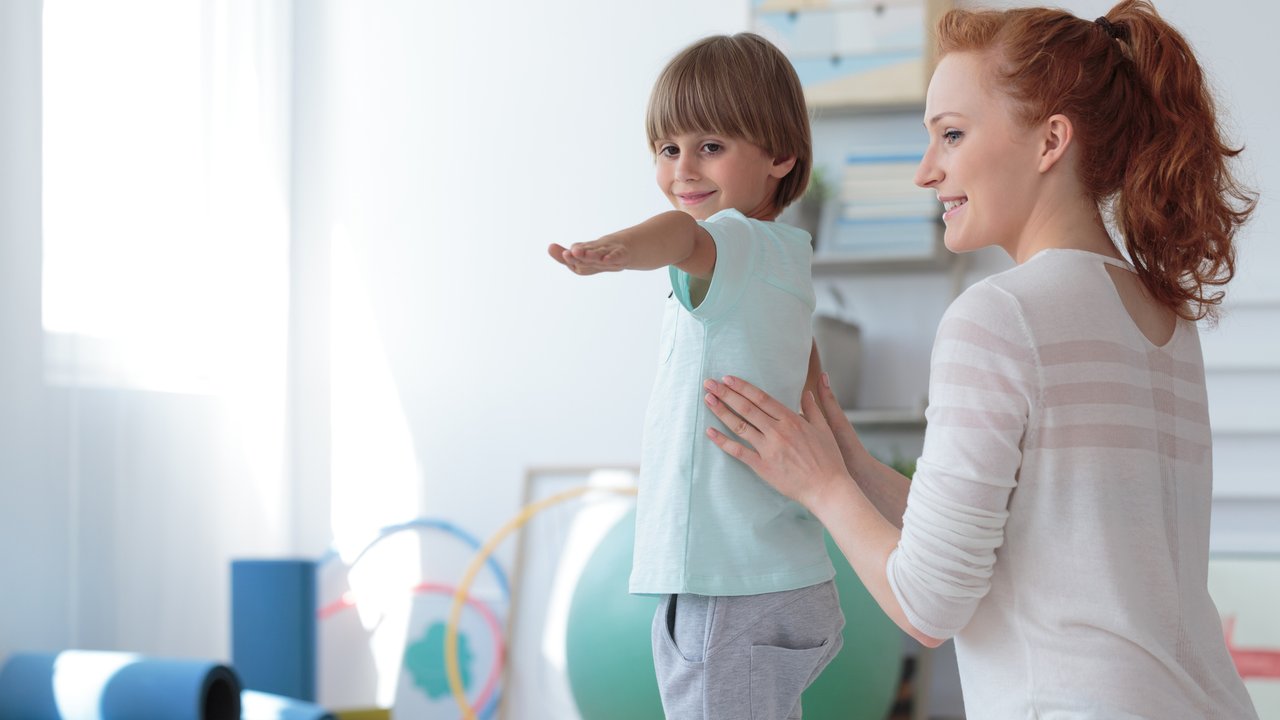 Skoliose bei Kindern: Ursachen, Diagnose & Behandlung