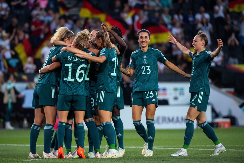 Die Frauenfußball-Mannschaft bejubelt einen Treffer