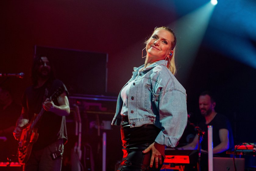  Jeanette Biedermann mit ihrer DNA TOUR 2020 im Haus der sozialen Dienste Erfurt Erfolgreich geworden durch eine der beliebtesten deutschen Daily-Soaps, feierte Jeanette Biedermann um die Jahrtausendwende nicht nur als Schauspielerin riesige Erfolge, auch musikalisch holte die damals Anfang Zwanzigjährige zahlreiche Auszeichnungen. Sie ist eine der erfolgreichsten deutschen Schauspielerinnen und Musikerinnen der 2000er Jahre. 1999 trat Jeanette Biedermann als Marie Balzer bei Gute Zeiten, schlechte Zeiten erstmals in Erscheinung und spielt sich schnell in die Herzen Deutschlands. Nur ein Jahr später erscheint mit Enjoy ihr Debüt-Longplayer. Fünf weitere Alben folgen und bis zu ihrem vorerst letzten Studioalbum Undress to the Beat im Jahr 2009 verkauft sie insgesamt mehr als eine Million Tonträger. Nach eine