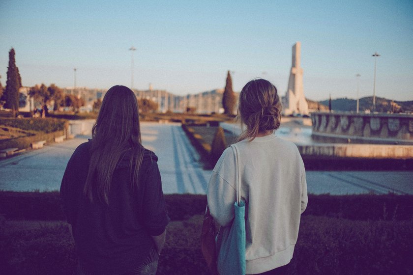 zwei junge Frauen, die in die Ferne schauen